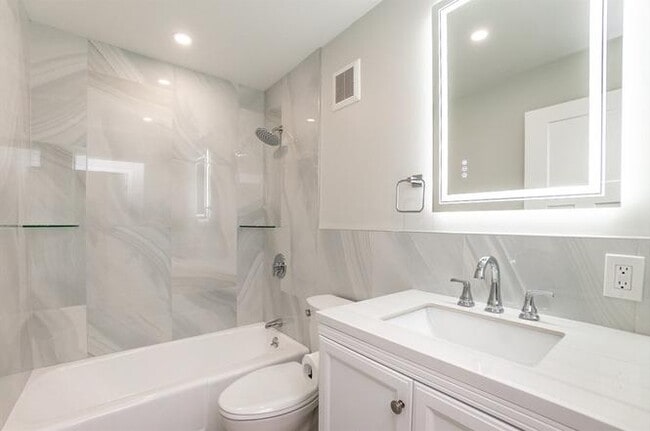 Building Photo - U268L