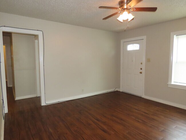 Building Photo - Charming 3 Bedroom, 2 Bath Home w/Den!