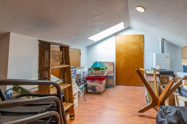 Building Photo - 2Br/1.5Bth in a convenient location! Laundry iN UNIT! NO BROKER FEE!