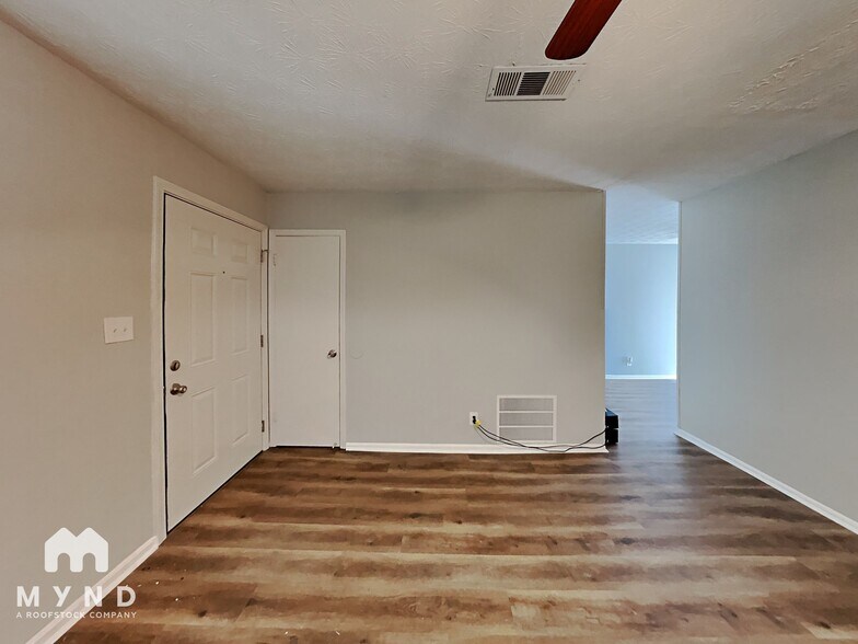 Building Photo - 199 Woodcrest Way