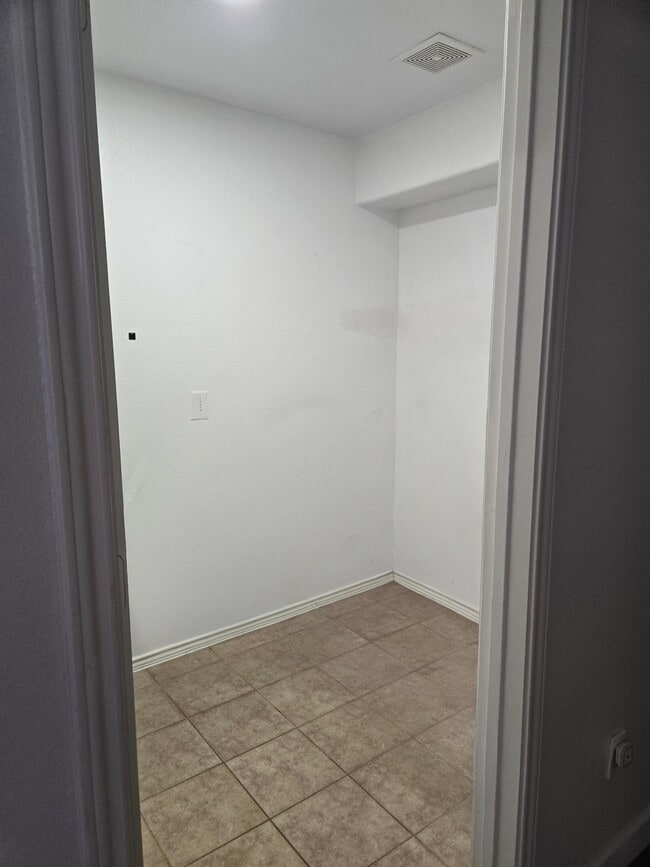 Building Photo - 2104 Vernice Dr