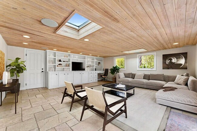 Building Photo - 6241 Frondosa Dr