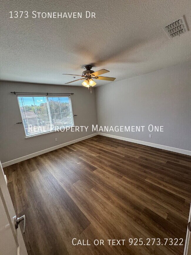 Building Photo - 1373 Stonehaven Dr