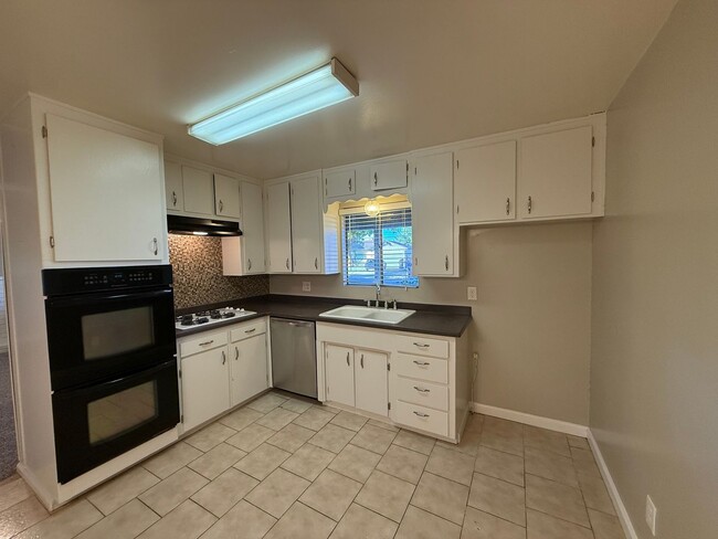 Building Photo - Recently updated single story home in Mode...