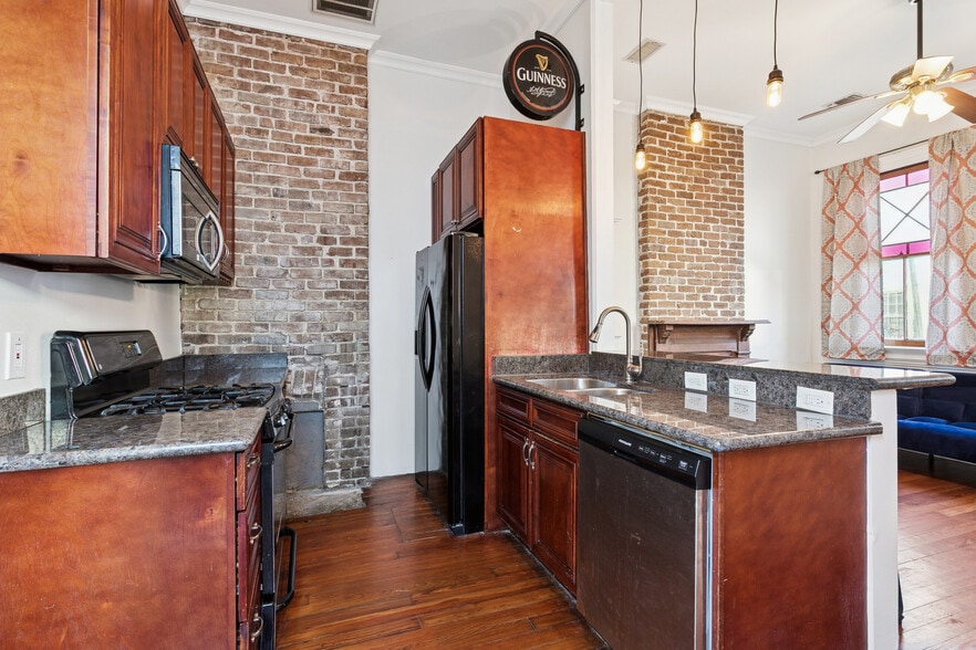 GUINNESS SIGN CAN STAY OR GO! - 2622 Annunciation St