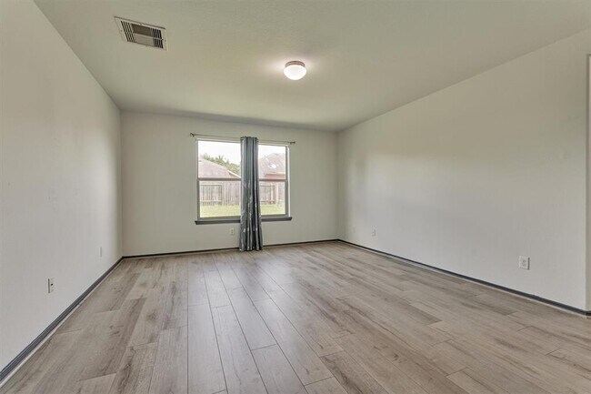 Building Photo - 2211 Treasure Mountain Dr