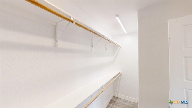 Building Photo - 809 Holliday Dr