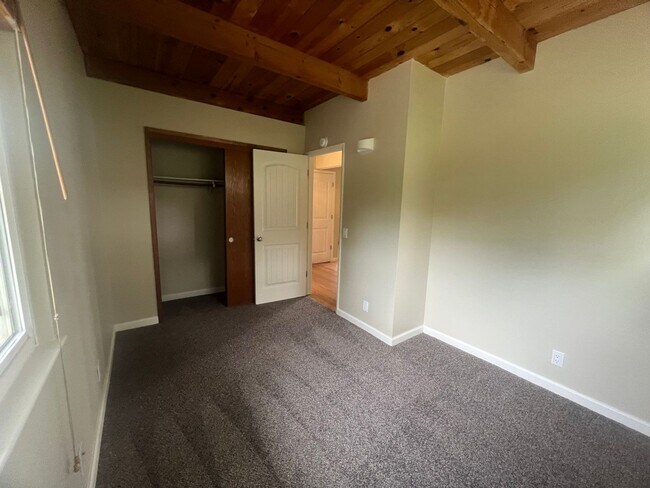 Building Photo - Cozy three bedroom two bath in Lake Wildwood