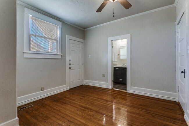 Building Photo - CHARMING VICTORIAN APARTMENT