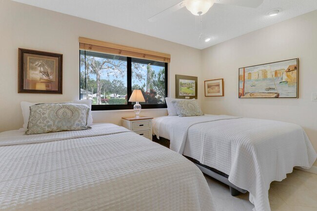 Building Photo - 820 Club Dr