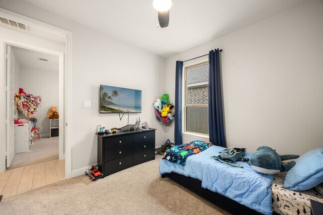 Building Photo - 8711 Hbr Pnes Dr