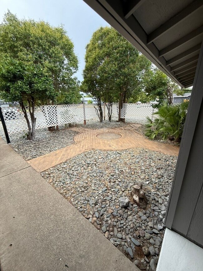 Building Photo - 3-bedroom, 2-bathroom home in great neighb...
