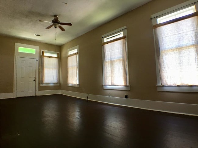 Building Photo - 3824 Avenue M 1/2