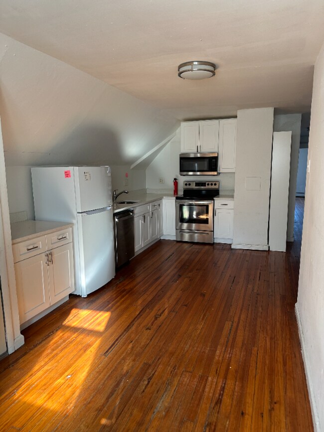 Building Photo - Renovated Beautiful 2BR Near Yale - Science Hill