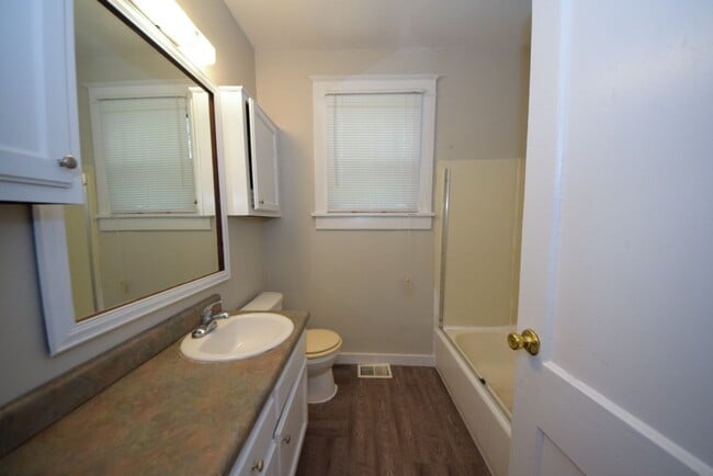 Building Photo - Adorable updated 2 bath, 1 bed home near R...