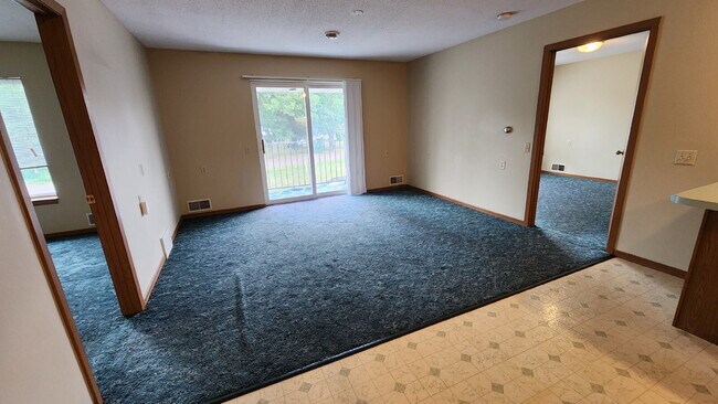 Building Photo - 2 Bedroom, 1 1/2 Bathroom Apartment With A/C & Garage - Available Now!