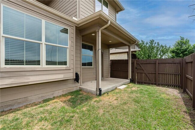 Building Photo - 2880 Donnell Dr