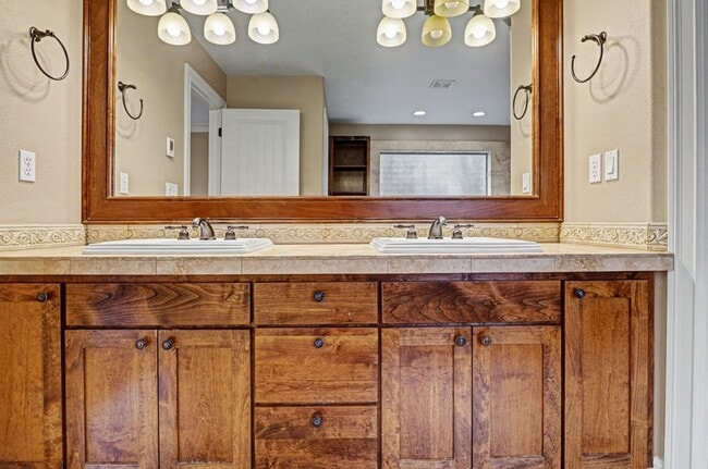 Building Photo - 4 bed, 2.5 bath Two-Story Home in West Salem