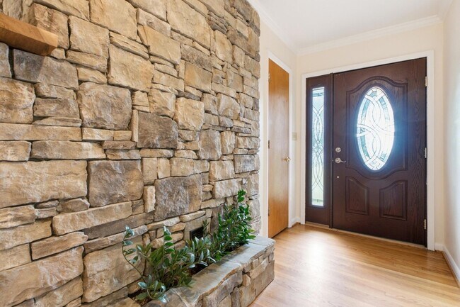 Building Photo - 205 S Palisades Dr