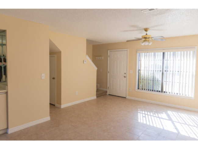 Building Photo - 2 bedroom 2 bath 2 story townhome in Winte...