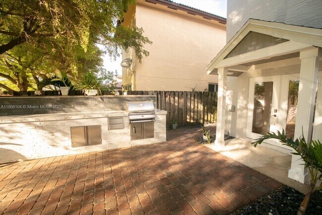 Building Photo - 1112 NE 41st Ave