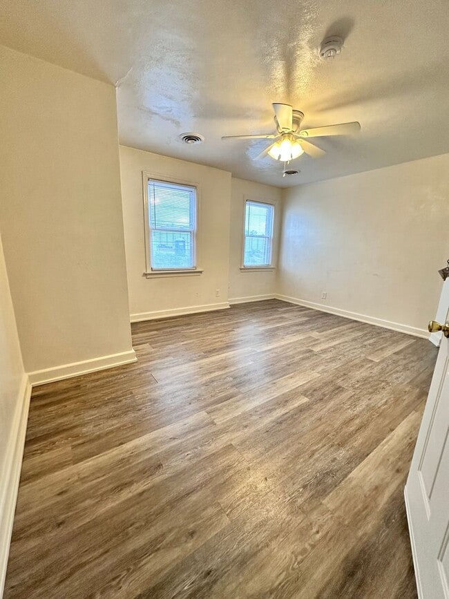 Building Photo - Willoughby Apartment-2 Bedroom