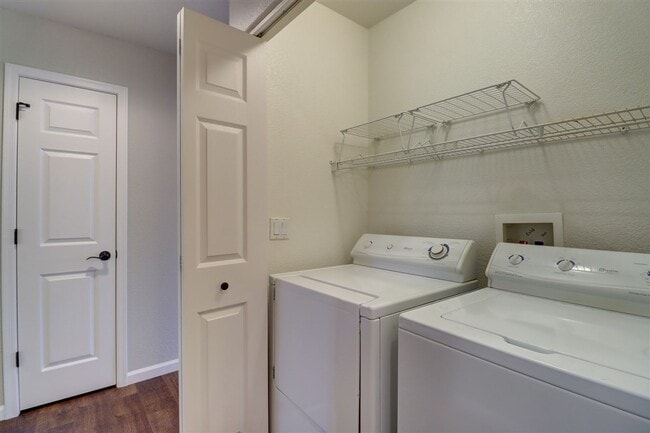 Building Photo - Immaculate 3 bedroom, 2 bath home in Presc...