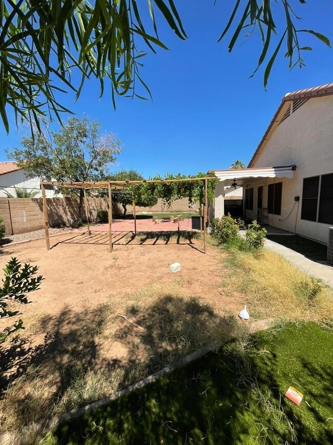 Building Photo - 2460 E Whitten St