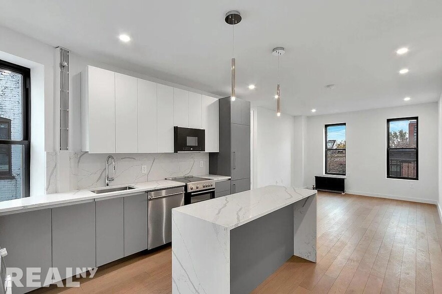 Building Photo - 19 Wyckoff St