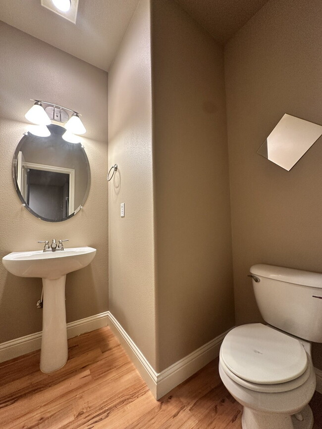 Building Photo - Beautiful 3-Bedroom Townhome in Hidden Glen