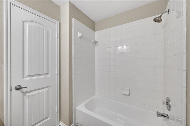 Building Photo - 3304 Glenmore Dr