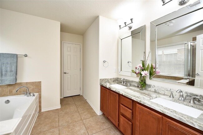 Building Photo - 7215 Ravenswood