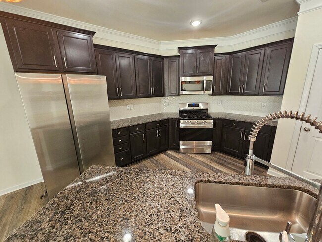 Building Photo - Well Maintained Large townhome in Steele Creek