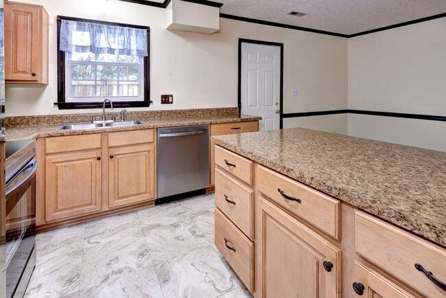 Building Photo - Lovely 2-Bedroom, 1.5-Bath End Unit Townho...