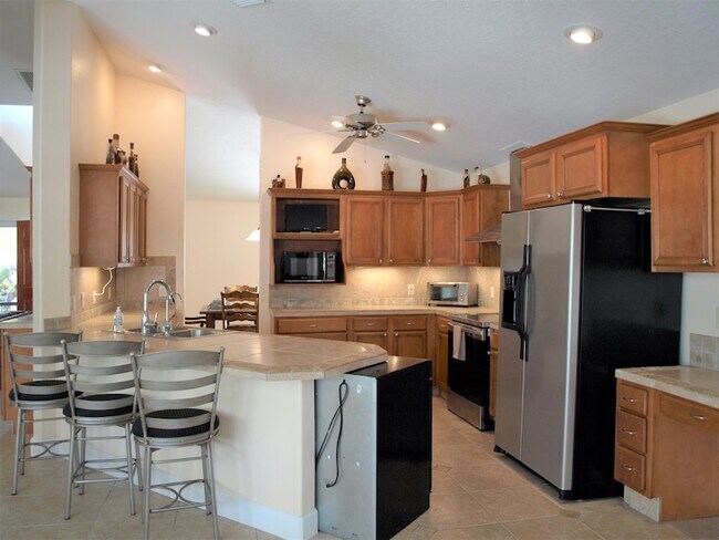 Building Photo - 4566 Serna Ave