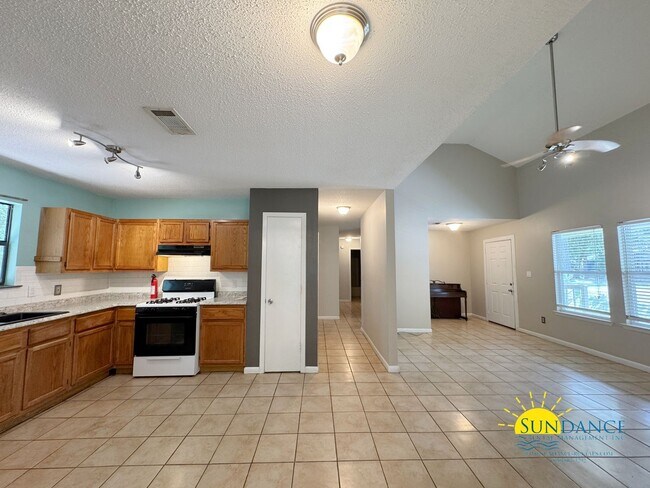 Building Photo - Spacious 3 Bedroom Home in Mary Esther!