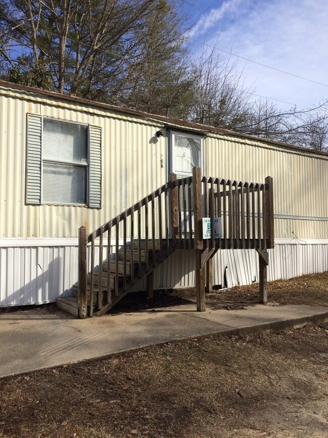 Building Photo - 2 Bedroom, 2 Bath