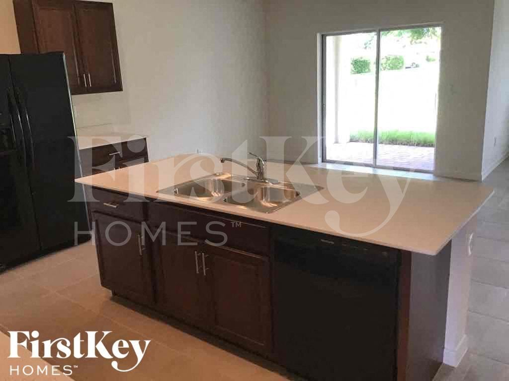 Building Photo - 411 SE 24th St