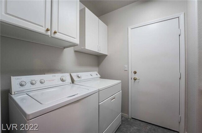Building Photo - 8043 Shadowvale Dr