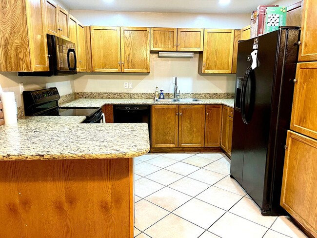 Building Photo - 4 Bedroom Single Family Home in Phoenix