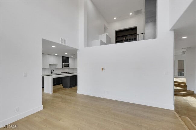 Building Photo - 7132 Mission Hills Dr