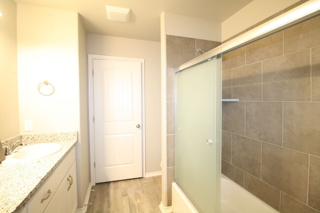 Building Photo - Cute 3 Bedroom Duplex in Edmond