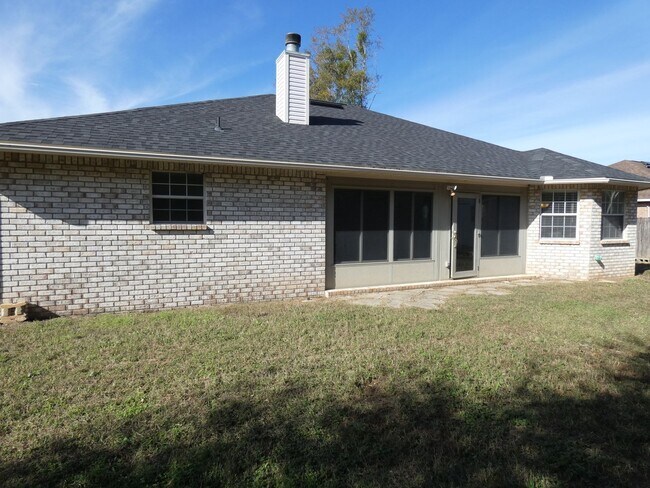 Building Photo - Spacious 3-Bedroom Home - Pace