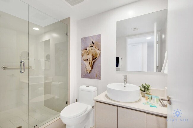 Building Photo - 2602 E Hallandale Beach Blvd