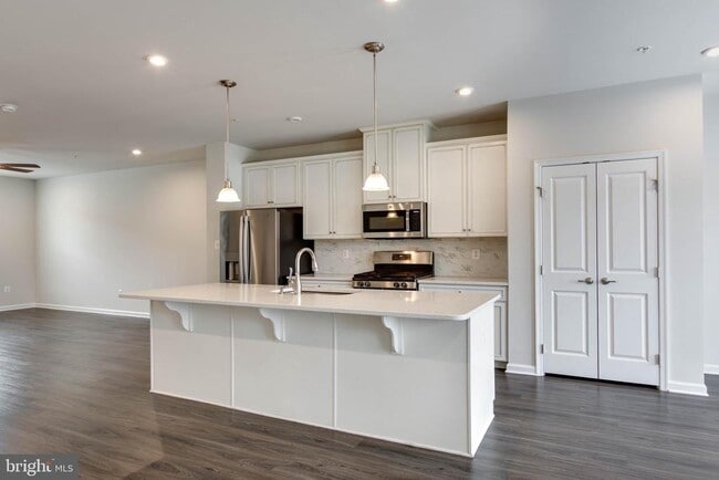 Building Photo - 7912 N Gladden Farm Way