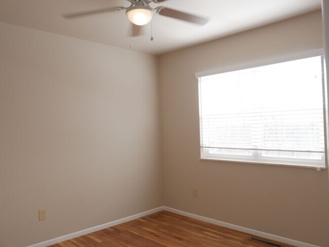 Building Photo - 4 Bed 2 Bath Home Available Now!