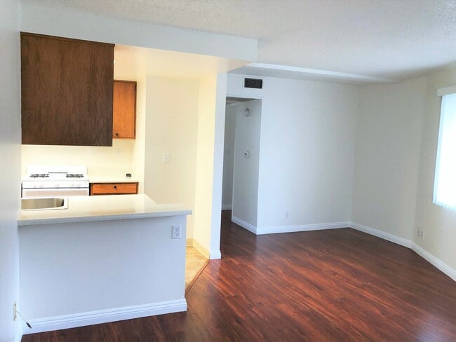 Building Photo - Spacious, bright and HUGE 2bd/1ba + 2 park...