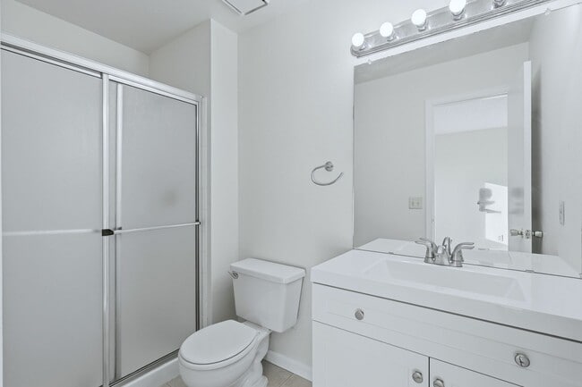 Building Photo - 3 bed 2 1/2 bath Split level home in Found...