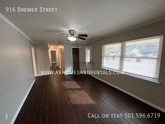 Building Photo - 916 Brewer St