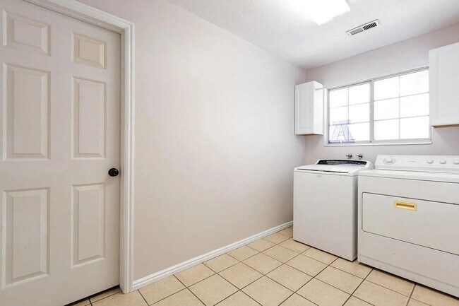 Building Photo - Easy Living! 3 Bedroom Home Condo in St. G...